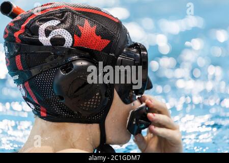 Sportler, der sich bei einem Spiel des Unterwasser-Hockeysports bei der CMAS-Weltmeisterschaft in Quebec City vorbereitet. Stockfoto