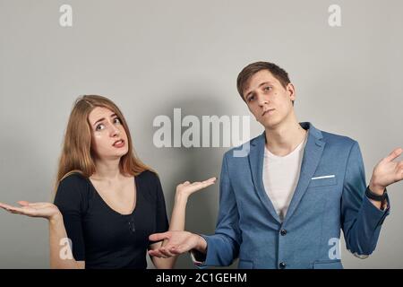 Verwirrt Stimmung breitet Hände weit Zweifel Gesicht. Schock. Menschen aufrichtige Emotionen. Stockfoto