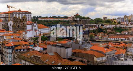 Blick über den Douro Fluss auf die Brücke Dom Luis I und Vila Nova de Gaia mit Terracotta-Dächern von Häusern in der Ribeira Altstadt, Porto, Portugal Stockfoto