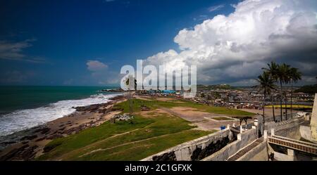 Landschaftsansicht vom Dach der Burg Elmina und Festung, Ghana Stockfoto