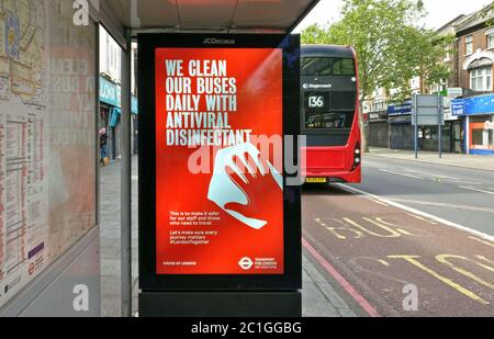 London, Vereinigtes Königreich - 06. Juni 2020: Leichte Anzeige an der Haltestelle Lewisham, die die Passagiere informiert, alle Busse werden während der coro regelmäßig gereinigt und desinfiziert Stockfoto