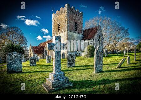 Englische Landkirche und Friedhof, mit interessanten Himmel und Grabsteinen Stockfoto