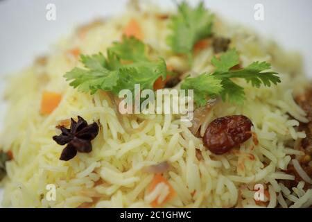 Huhn Biryani zeigt Bein Stück - Es ist ein köstliches Rezept von Basmati-Reis mit würzigen marinierten Huhn in einer Schüssel gemischt. Serviert in einer Schüssel oder pl Stockfoto