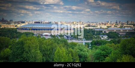 Luftaufnahme des Luschniki Stadions, Wolkenkratzer und die historische Stadt Moskau von der Vorobjovy Gory aka Sparrow Hügel während der FI Stockfoto