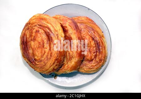 Gogal traditionelle aserbaidschanische Cookie auf Novruz Ostern . Novruz Urlaub mit Aserbaidschan nationalen Gebäck Gogal und Glas . Frisches Gebäck Gogal isoliert Stockfoto