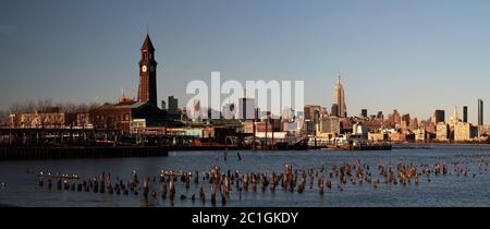 Panoramablick auf die Skyline von Manhattan von Newport aus. New York. USA. Stockfoto