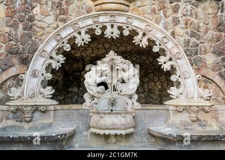 Skulptur im Guardian Portal in der Quinta de Regaleira Park Stockfoto