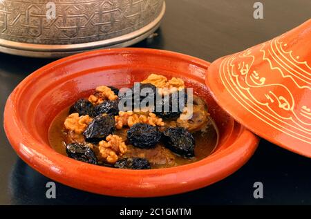 Marokkanisches Essen. Typische Tontajine mit Lamm und getrockneten Früchten. Stockfoto