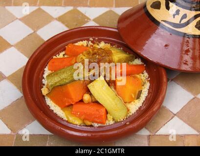 Marokkanisches Essen. Typische Tontajine mit Couscous, Gemüse und Huhn. Stockfoto