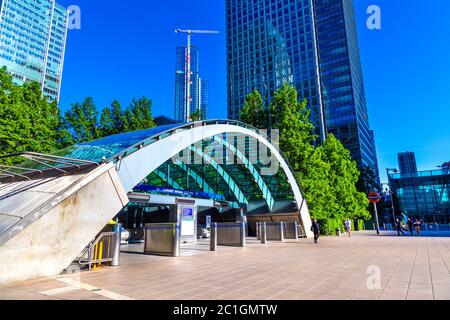 Eingang zur Canary Wharf U-Bahnstation an der Reuters Plaza, London, Großbritannien Stockfoto