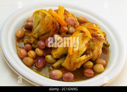 Marokkanisches Essen. Typische Tajine von Zitronenhuhn mit Oliven. Stockfoto