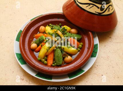 Marokkanisches Essen. Typische Tontajine mit Fleisch und Gemüse. Stockfoto