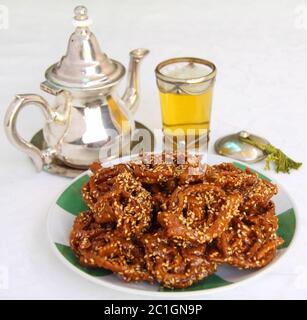 Marokkanisches Essen. Süße honigbeschichtete Kekse mit Sesamsamen. Minztee. Typisch nach Ramadan. Stockfoto