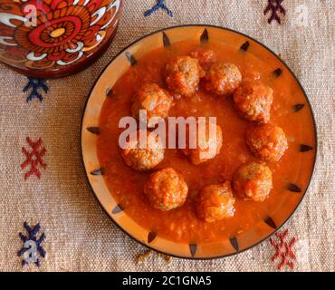 Marokkanisches Essen. Typische Ton Tajine mit Lamm Fleischbällchen Kefta. Stockfoto