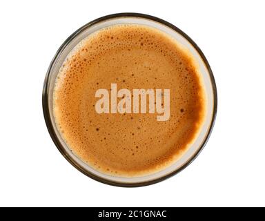 Nahaufnahme von frischem Espresso-Kaffee auf einer rustikalen Oberfläche. Isoliert auf weißem Hintergrund. Stockfoto