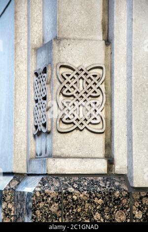 Keltische Knoterarbeiten an der Fassade des Cabot Square-Gebäudes aus dem Jahr 10, Canary Wharf, London, Großbritannien Stockfoto