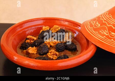 Marokkanisches Essen. Typische Tontajine mit Lamm und getrockneten Früchten. Stockfoto