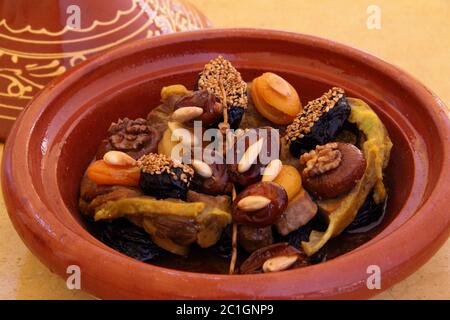 Marokkanisches Essen. Typische Tontajine mit Lamm und getrockneten Früchten. Stockfoto