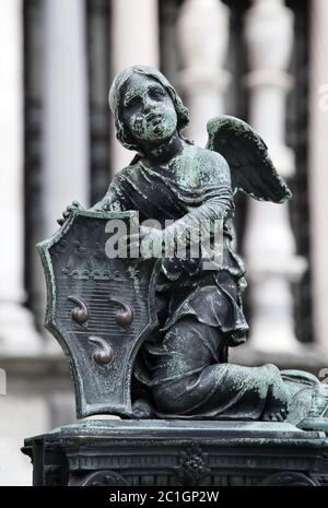 Skulptur eines Engels in der Nähe der Colleoni Kapelle, Bergamo, Italien Stockfoto