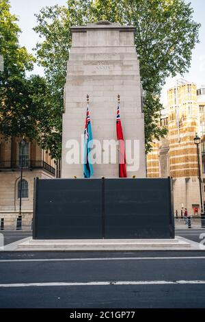 London / UK - 06/06/2020: Das Cenotaph ist mit einer Mauer bedeckt, um vor Vandalen zu schützen Stockfoto