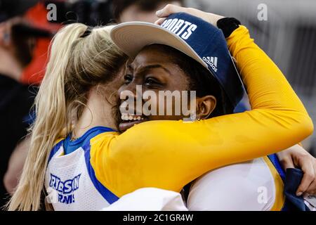 Volleyball-Frau Spieler Ryerson Rams - Sieg, Champions, Freude Stockfoto