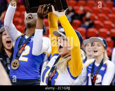 Volleyball-Frau Spieler Ryerson Rams - Sieg, Champions, Freude, Trophäe Stockfoto