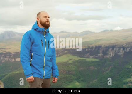 Robuster bärtiger Mann in einer Membranjacke Kopfschuss Land maskuline Mittelwest Berg männlich Stockfoto