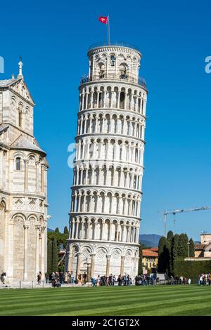 Der Schiefe Turm von Pisa (Torre pendente di Pisa) ist der freistehende Glockenturm der Kathedrale, Pisa, Italien. Stockfoto