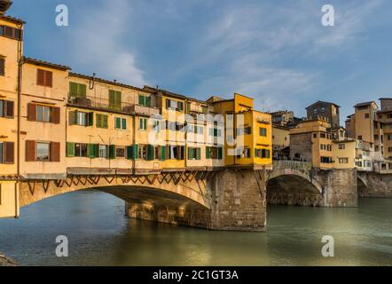 Die Ponte Vecchio oder Alte Brücke ist eine mittelalterliche Stein geschlossen-spandrel segmentierte Bogenbrücke über den Fluss Arno, Florenz, Italien. Stockfoto