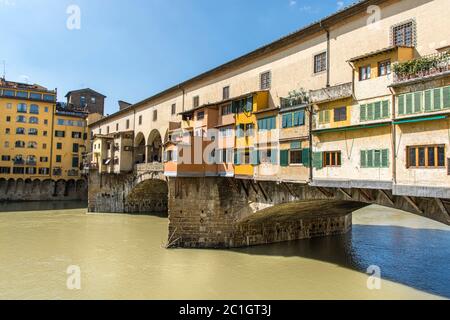 Die Ponte Vecchio Brücke (Alte Brücke), die berühmte Brücke über den Fluss Arno, Florenz, Italien Stockfoto
