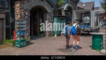 Touristen und Einheimische in Otaru City Street, Hokkaido, Japan Stockfoto