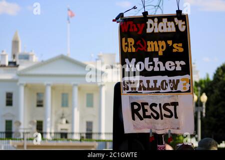 Washington D.C., District of Columbia, USA. Juni 2020. Ein Schild lautet: "Warum didnÃt TrumpÃs Mutter schlucken?" Und „Widerstand!“ Vor einem gekippten Weißen Haus. Wütend, junge Demonstranten feiern TrumpÃs Geburtstag auf seinem Rasen vor dem Lafayette Square, eine Woche oder so, nachdem er seinen Geheimdienst angewiesen, Gas zu zerreißen friedliche Demonstranten, die ihre erste Änderung freie Meinungsfreiheit Rechte ausüben, nach dem Mord an George Floyd vor dem Weißen Haus. Quelle: Amy Katz/ZUMA Wire/Alamy Live News Stockfoto