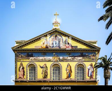 Die Hauptfassade der Basilika St. Paul vor den Mauern in Rom Stockfoto