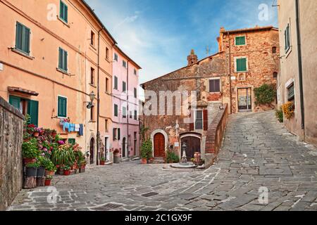 Castagneto Carducci, Leghorn, Toskana, Italien: Alte Ecke in der Altstadt des Dorfes, wo er lebte der italienische Dichter Giosue Carducci Stockfoto