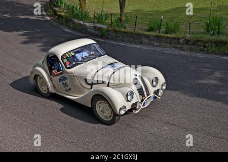 Der Vintage BMW 328 (1937) reist während des Oldtimer-Rennens Mille Miglia am 21. Mai 2016 in Passo della Futa (FI) Italien in die Toskana Stockfoto