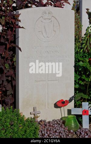 Grab des 14-jährigen irischen Privates John Condon, des jüngsten alliierten Soldaten, der während des Ersten Weltkriegs auf dem britischen Friedhof Poelcapelle getötet wurde Stockfoto