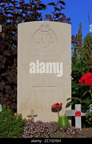 Grab des 14-jährigen irischen Privates John Condon, des jüngsten alliierten Soldaten, der während des Ersten Weltkriegs auf dem britischen Friedhof Poelcapelle getötet wurde Stockfoto