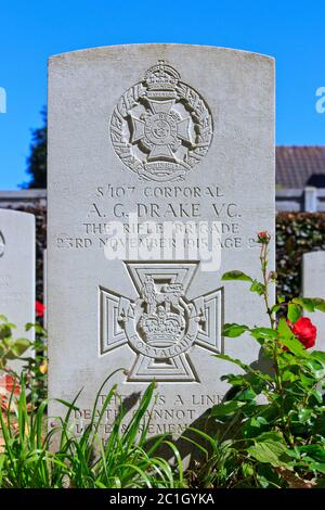 Grab des englischen (British Army) VC-Empfänger Korporal Alfred George Drake (1893-1915) auf La Brique Military Cemetery No.2 in Ypern, Belgien Stockfoto