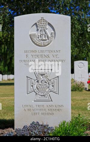 Grab des englischen (British Army) VC Empfänger Vizeleutnant Frederick Youens (1892-1917) auf Eisenbahn-Dugouts Begräbnisplatz in Ypern, Belgien Stockfoto