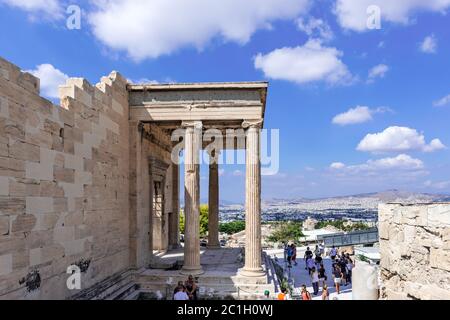 Athen, Griechenland - 8. September 2014: Touristen am Erechtheion, dem antiken griechischen Tempel auf der Akropolis, Athen, Griechenland. Stockfoto