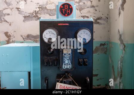Pendeen.Cornwall.Großbritannien.20. Februar 2020.ein antikes elektrisches Messgerät ist im verwinkelten Haus in der Zinnmine Geevor in Cornwall ausgestellt Stockfoto