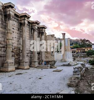 Athen, Griechenland - 8. September 2014: Touristen besuchen Ruinen der Hadrianbibliothek in Athen. Die Bibliothek wurde im Jahre 132 n. Chr. erbaut und war eine der monumentalen Stockfoto