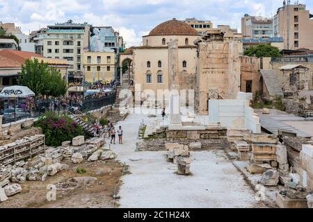 Athen, Griechenland - 8. September 2014: Touristen besuchen Ruinen der Hadrianbibliothek in Athen. Die Bibliothek wurde im Jahre 132 n. Chr. erbaut und war eine der monumentalen Stockfoto