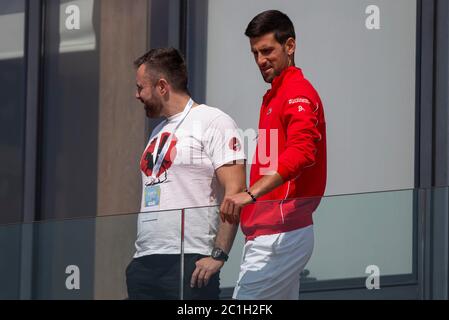 Belgrad, Serbien. Juni 2020. Novak Djokovic sieht sich das Spiel zwischen Dusan Lajovic und Grigor Dimitrov an. Quelle: Nikola Krstic/Alamy Live News Stockfoto