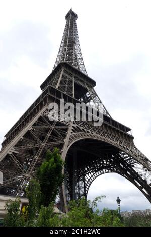 Weitwinkelansicht Des Eiffelturms Paris Frankreich Stockfoto