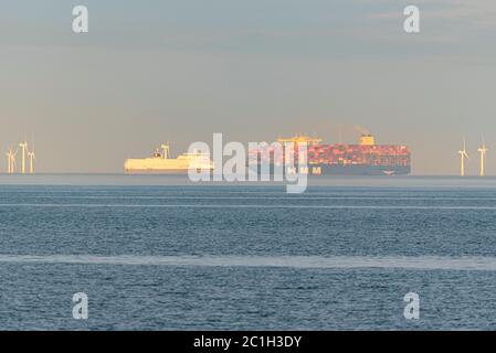 Southend on Sea, Essex, Großbritannien. Juni 2020. Hyundai Merchant Marine (HMM) Algeciras wird am Abend gesehen, wie er Southend on Sea in der Themse-Mündung passiert, nachdem er DP World London Gateway Port verlassen hat, der Richtung Nordsee führt. Vorbei An Kentish Flats Offshore Wind Farm. Die Algeciras ist das größte jemals gebaute Containerschiff und kam bei seinem ersten Besuch seit dem Start mit Waren aus dem Fernen Osten über European Ports in Großbritannien an. Solche Routen werden ihr regelmäßiger Handel sein Stockfoto