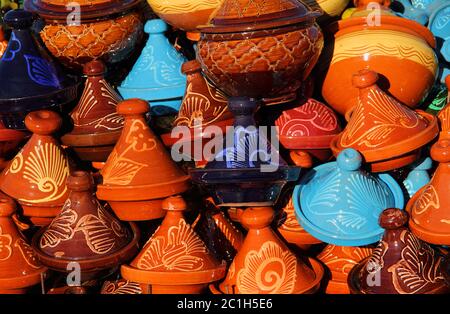 Marokko. Farbenfrohe Ausstellung von Keramik-Tajines im historischen Medina Souk von Marrakesch. UNESCO-Weltkulturerbe. Stockfoto