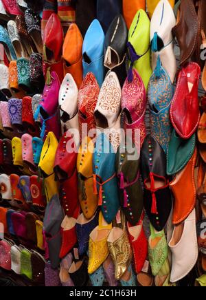 Marokko. Farbenfrohe Ausstellung von Gewürzen und Kräutern im historischen Medina Souk von Marrakesch. UNESCO-Weltkulturerbe. Stockfoto