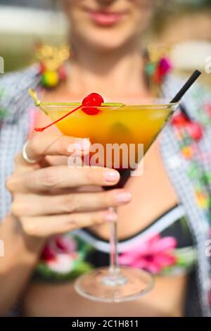 Exotisches Cocktailglas in weibischer Hand Stockfoto