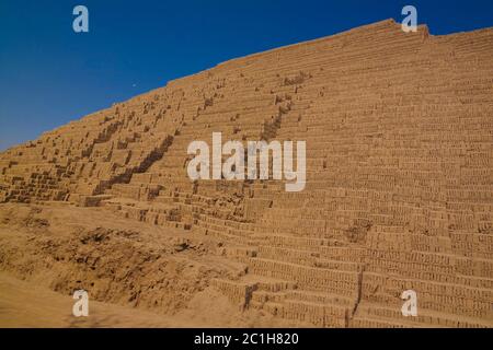 Außenansicht der Pyramide von Huaca Pucllana, Lima, Peru Stockfoto